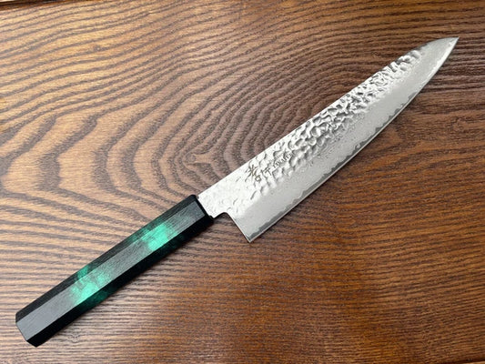 Mango de resina de carey verde Gyuto de damasco martillado VG10 de Sakai Takayuki