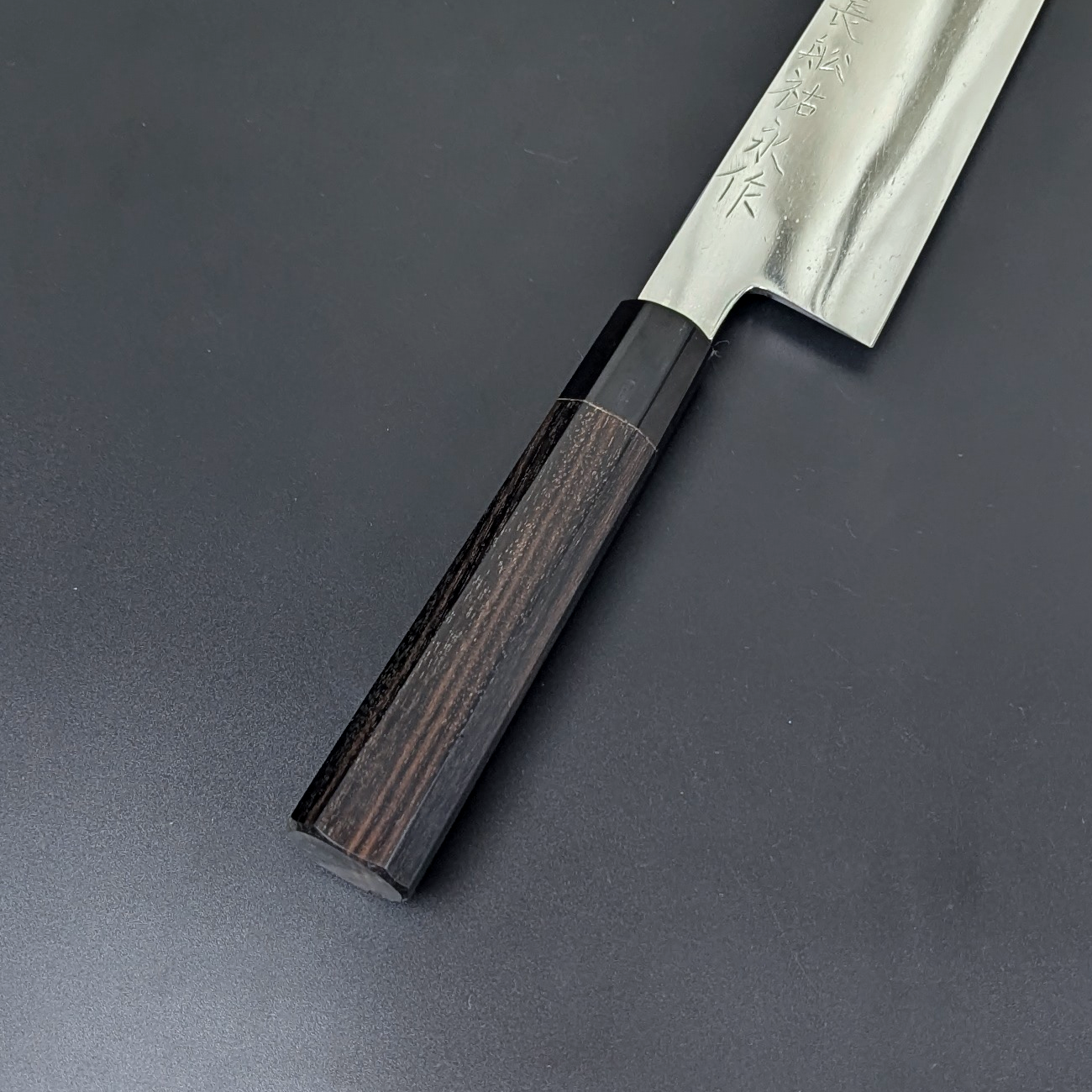 Cuchillo Santoku mediano Yamamoto Sukenaga Tamahagane con acabado de espejo de 180 mm y mango de ébano