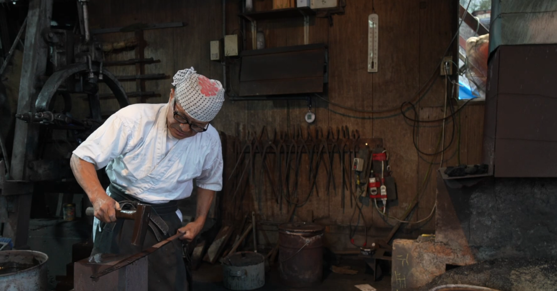 Video laden: A video featuring swordsmith Yamamoto Sukenaga, highlighting the fire-making stage in the process of crafting a Japanese sword.
