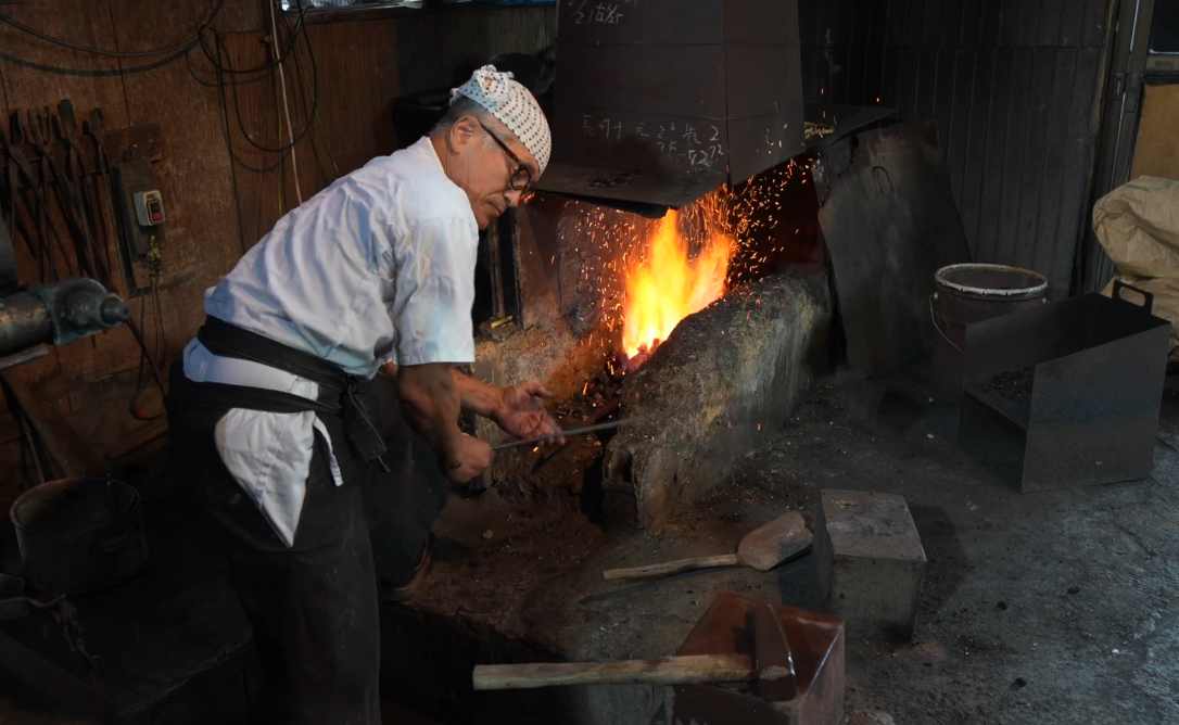 Video laden: A video featuring swordsmith Yamamoto Sukenaga, highlighting the uniqueness of the Japanese sword and focusing on the traditional forging method called Shintetsu and its cultural significance.