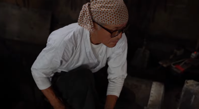 Charger la vidéo : A video featuring swordsmith Yamamoto Sukenaga, highlighting The Art of the Swordsmith – Ancient Forging Techniques.