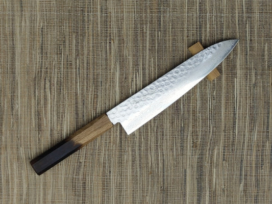 Cuchillo Gyuto japonés de Damasco martillado Yoshihiro AUS10 de 210 mm (8,26 pulgadas) con mango de madera de roble