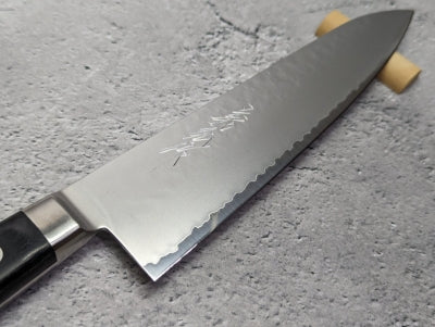 Gyuto Yoshihiro VG5 con acabado martillado y arenado de 210 mm (8,2 pulgadas)