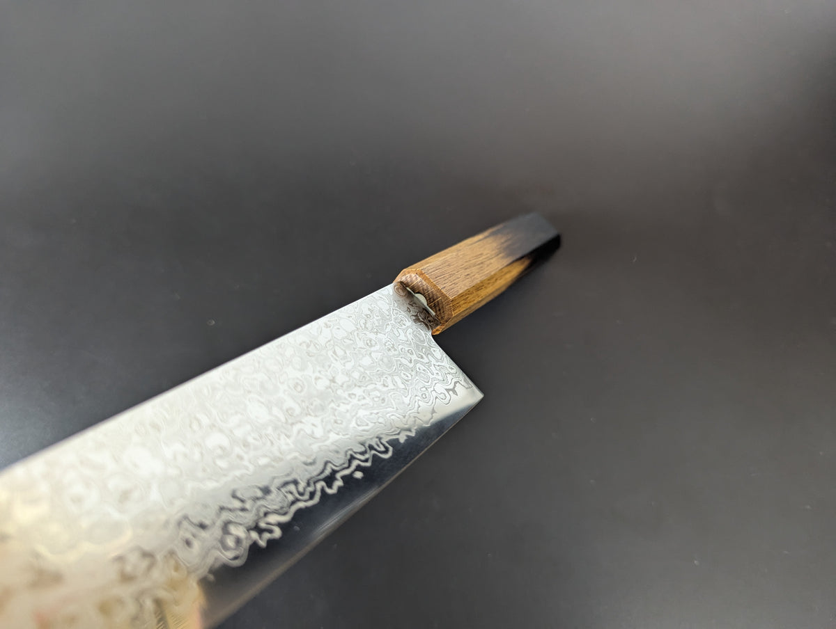 Santoku japonés Yoshihiro AUS10 de Damasco martillado, mango con acabado lacado con patrón quemado de madera de roble