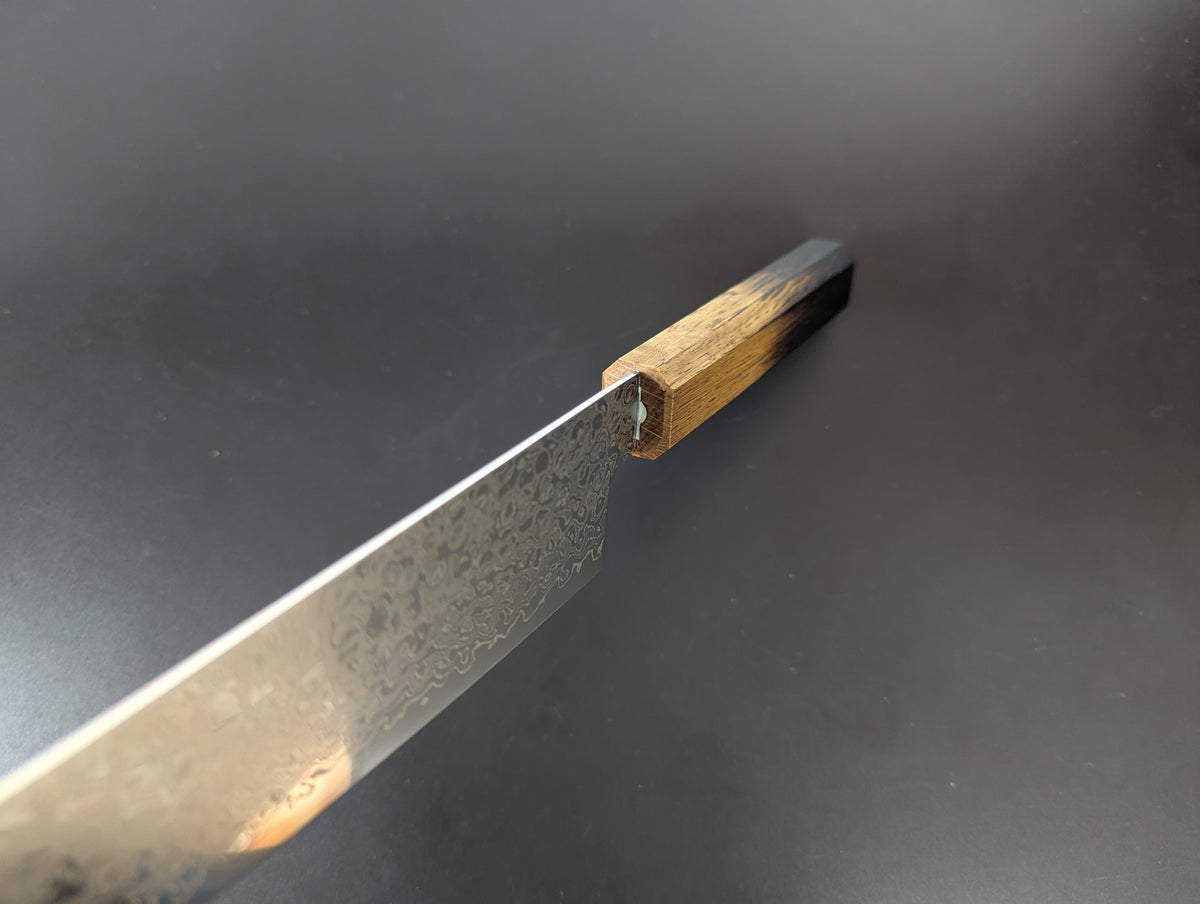Santoku japonés Yoshihiro AUS10 de Damasco martillado, mango con acabado lacado con patrón quemado de madera de roble