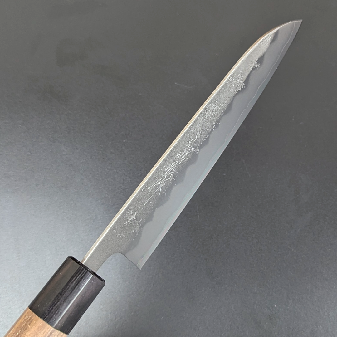 Santoku japonés Nashiji n.º 3 de acero plateado de Yoshihiro, 165 mm (6,5 pulgadas), mango de nogal