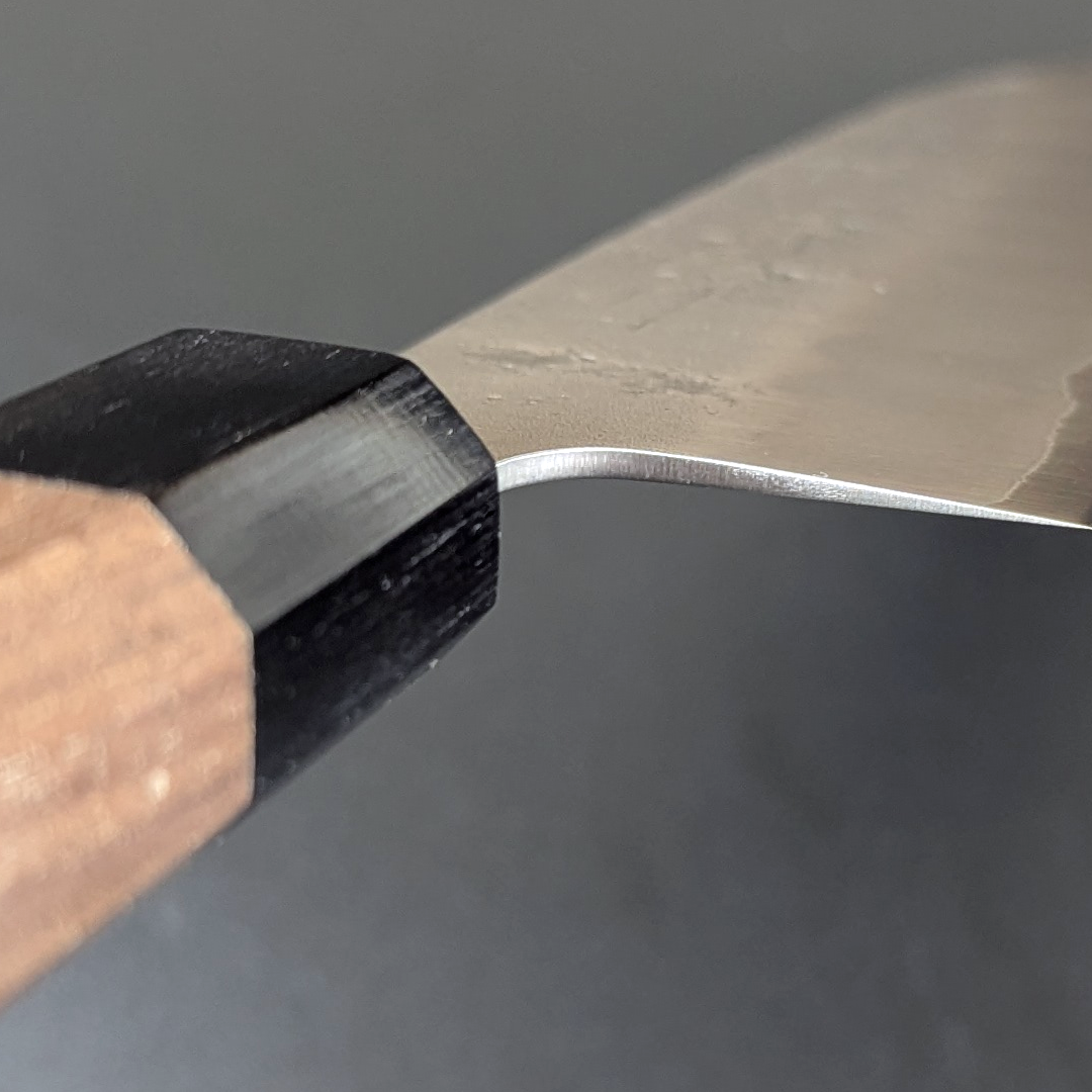 Santoku japonés Nashiji n.º 3 de acero plateado de Yoshihiro, 165 mm (6,5 pulgadas), mango de nogal
