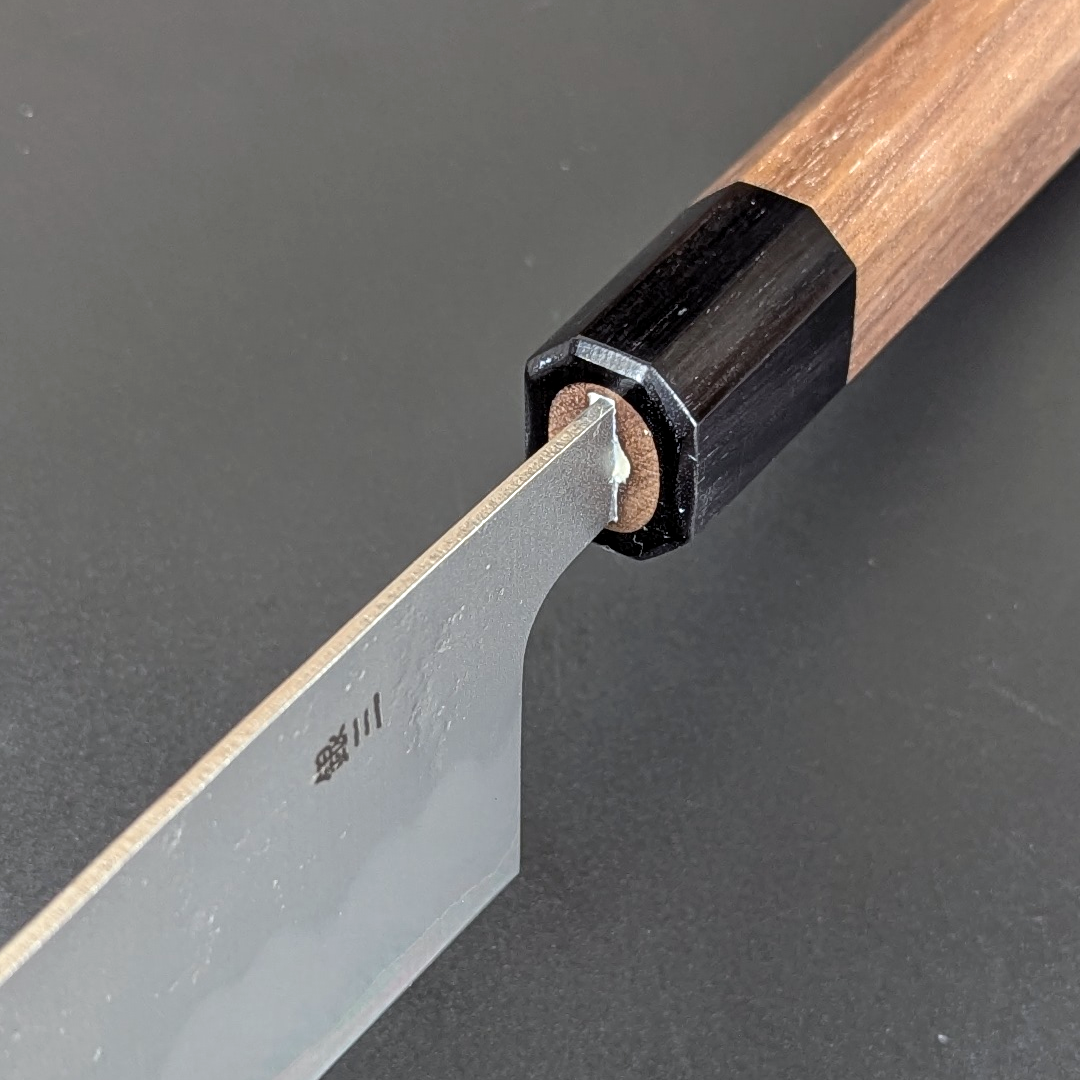 Santoku japonés Nashiji n.º 3 de acero plateado de Yoshihiro, 165 mm (6,5 pulgadas), mango de nogal