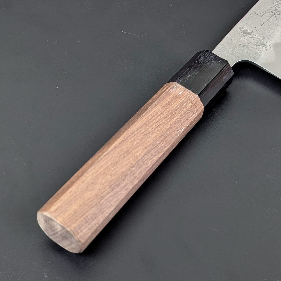 Santoku japonés Nashiji n.º 3 de acero plateado de Yoshihiro, 165 mm (6,5 pulgadas), mango de nogal