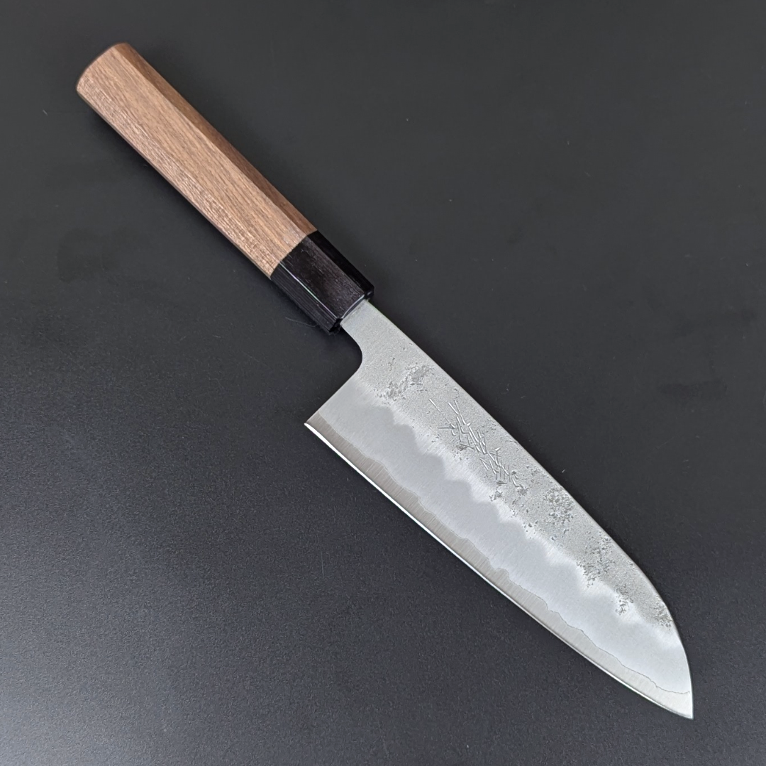 Santoku japonés Nashiji n.º 3 de acero plateado de Yoshihiro, 165 mm (6,5 pulgadas), mango de nogal