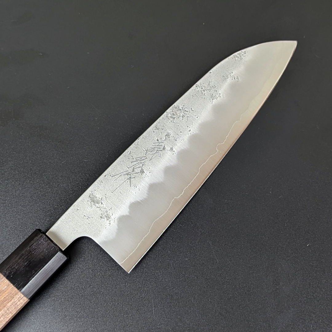 Santoku japonés Nashiji n.º 3 de acero plateado de Yoshihiro, 165 mm (6,5 pulgadas), mango de nogal