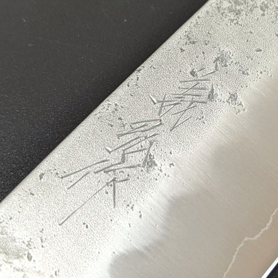 Santoku japonés Nashiji n.º 3 de acero plateado de Yoshihiro, 165 mm (6,5 pulgadas), mango de nogal