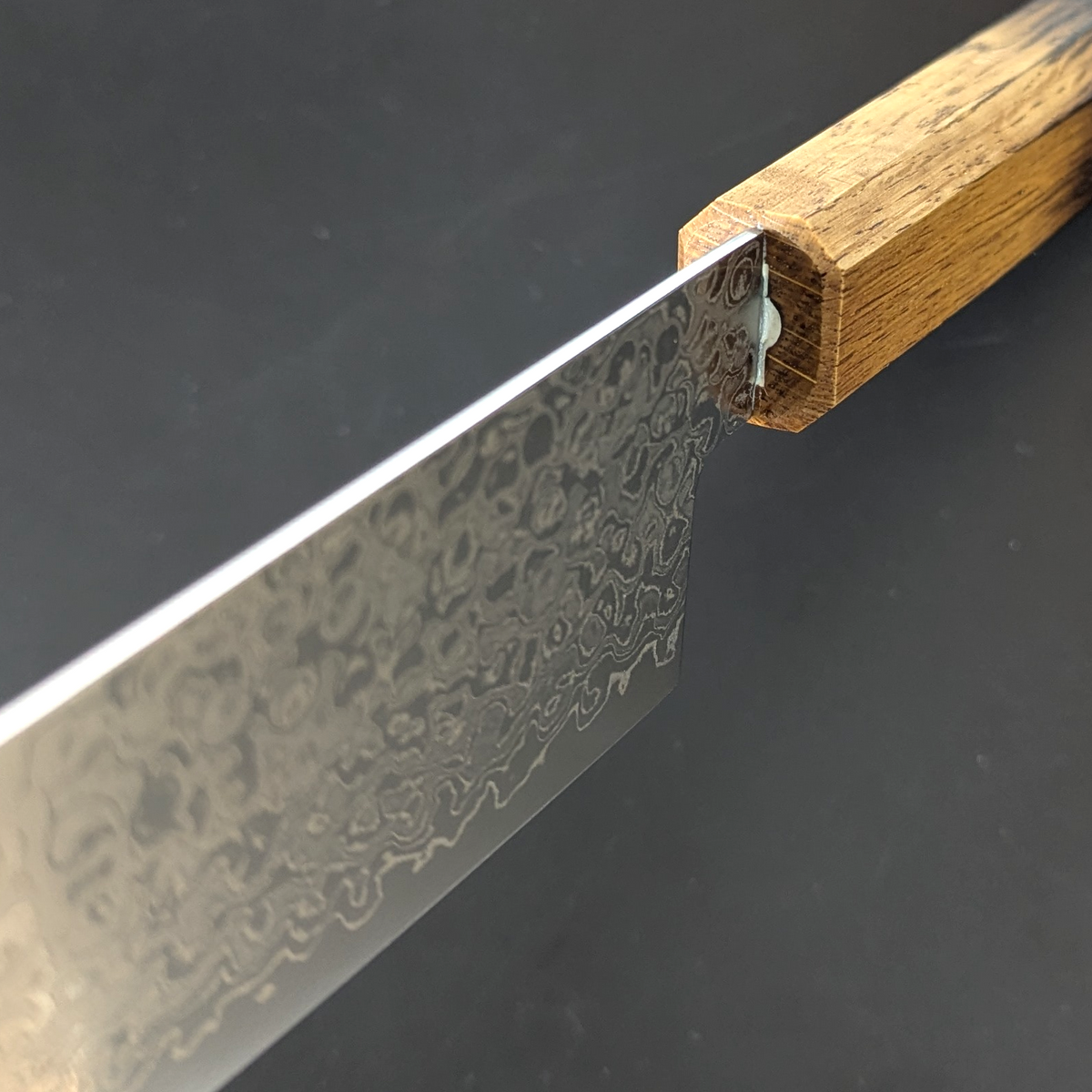 Santoku japonés Yoshihiro AUS10 de Damasco martillado, mango con acabado lacado con patrón quemado de madera de roble
