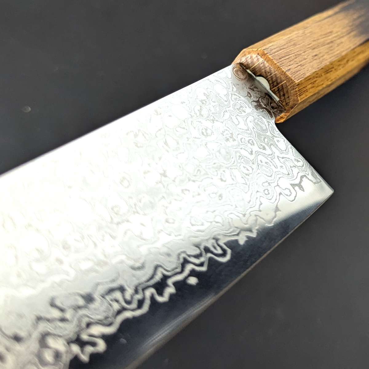 Santoku japonés Yoshihiro AUS10 de Damasco martillado, mango con acabado lacado con patrón quemado de madera de roble