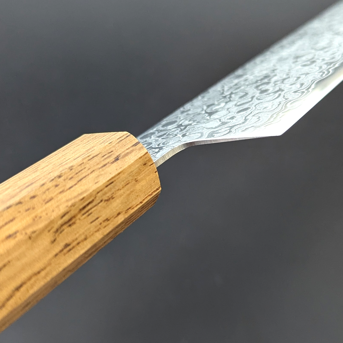 Santoku japonés Yoshihiro AUS10 de Damasco martillado, mango con acabado lacado con patrón quemado de madera de roble