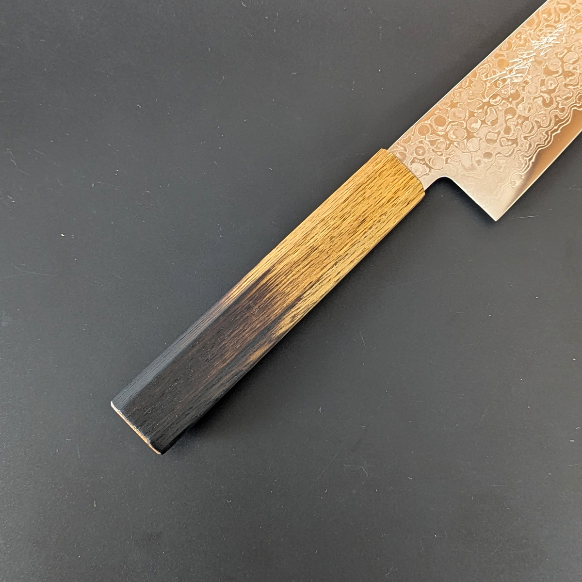 Santoku japonés Yoshihiro AUS10 de Damasco martillado, mango con acabado lacado con patrón quemado de madera de roble