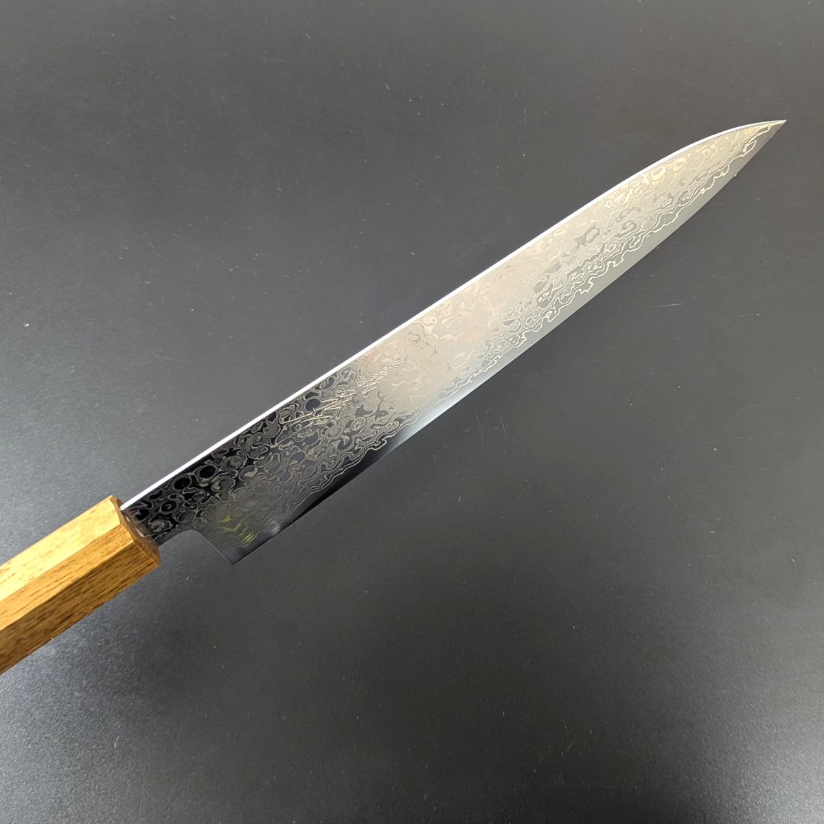Santoku japonés Yoshihiro AUS10 de Damasco martillado, mango con acabado lacado con patrón quemado de madera de roble