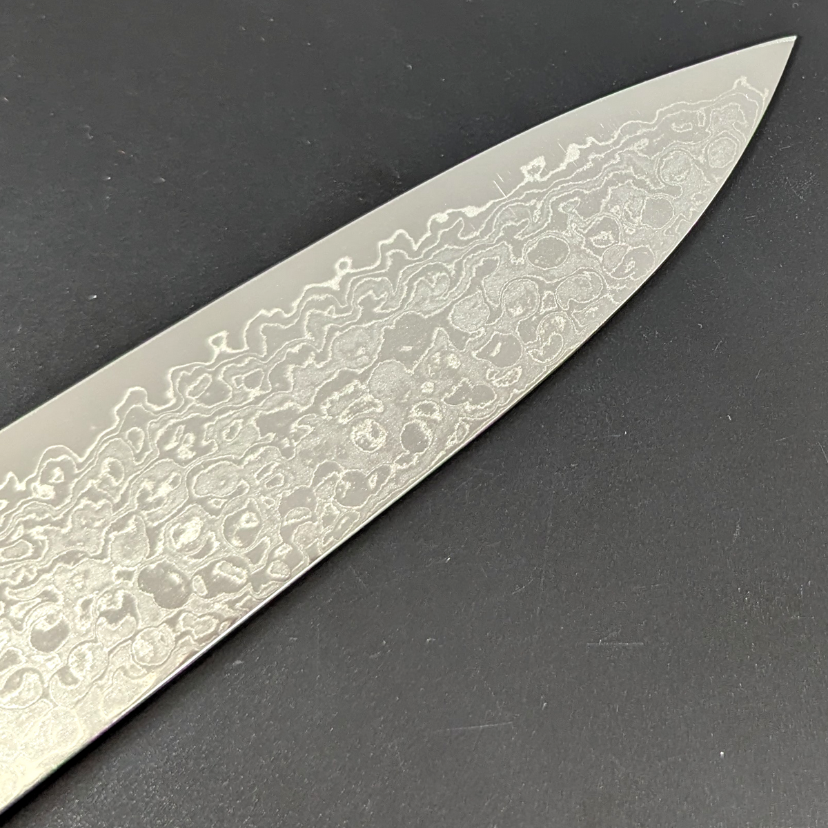 Santoku japonés Yoshihiro AUS10 de Damasco martillado, mango con acabado lacado con patrón quemado de madera de roble