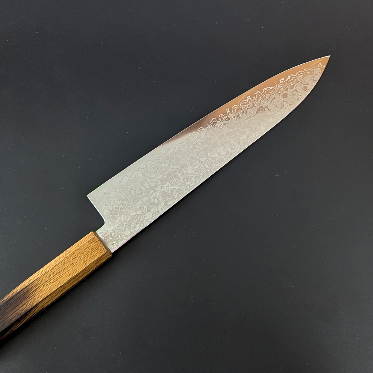 Santoku japonés Yoshihiro AUS10 de Damasco martillado, mango con acabado lacado con patrón quemado de madera de roble