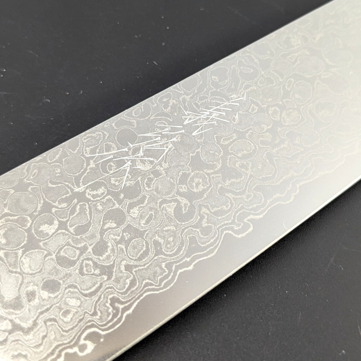 Santoku japonés Yoshihiro AUS10 de Damasco martillado, mango con acabado lacado con patrón quemado de madera de roble