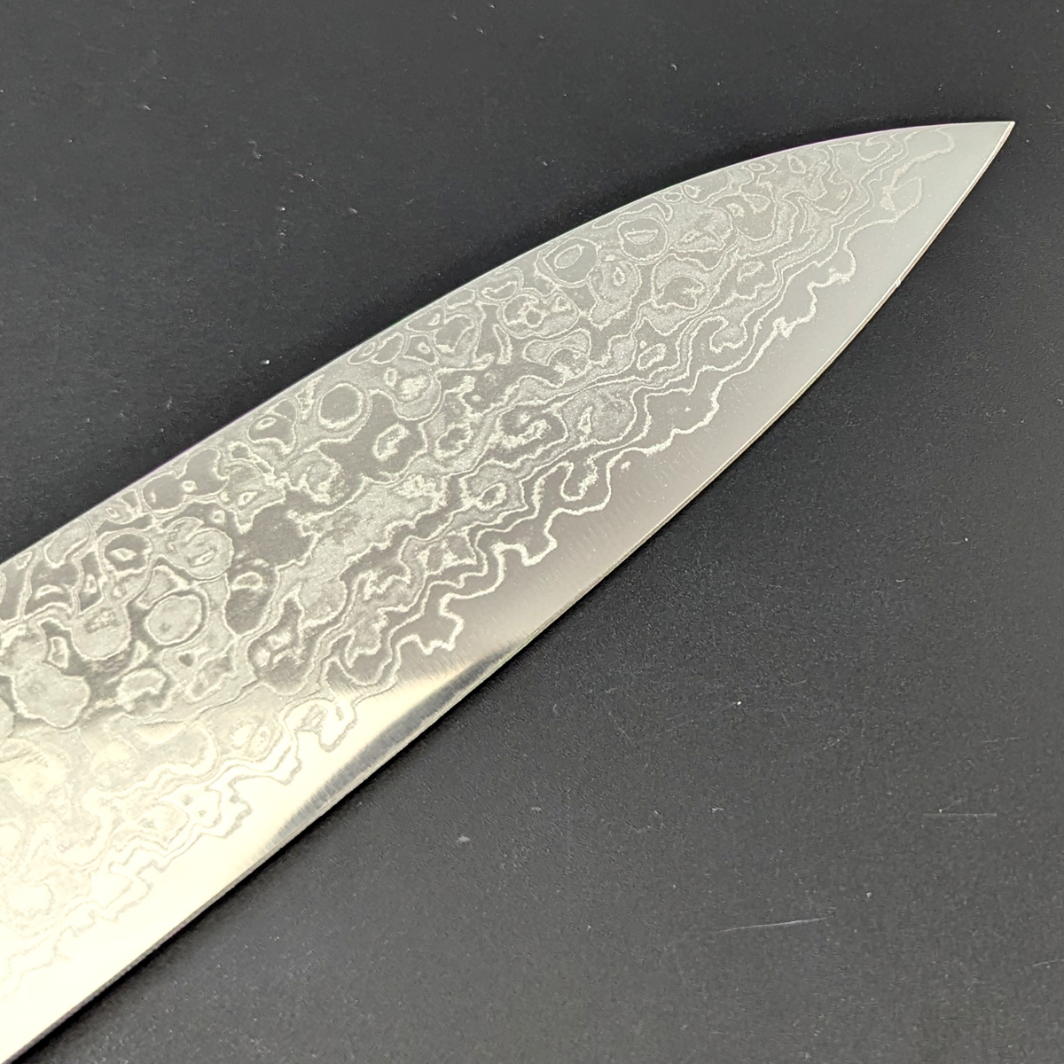 Santoku japonés Yoshihiro AUS10 de Damasco martillado, mango con acabado lacado con patrón quemado de madera de roble