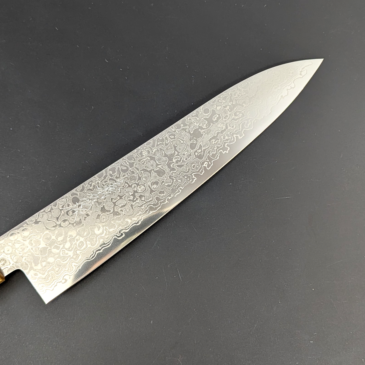 Santoku japonés Yoshihiro AUS10 de Damasco martillado, mango con acabado lacado con patrón quemado de madera de roble