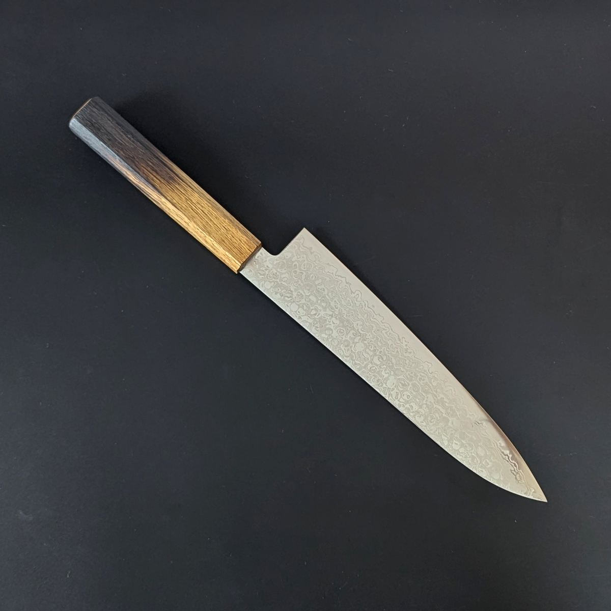 Santoku japonés Yoshihiro AUS10 de Damasco martillado, mango con acabado lacado con patrón quemado de madera de roble