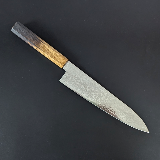 Santoku japonés Yoshihiro AUS10 de Damasco martillado, mango con acabado lacado con patrón quemado de madera de roble