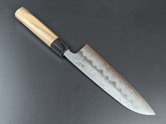 Santoku japonés Nashiji n.º 3 de acero plateado de Yoshihiro, 165 mm (6,5 pulgadas), mango de nogal