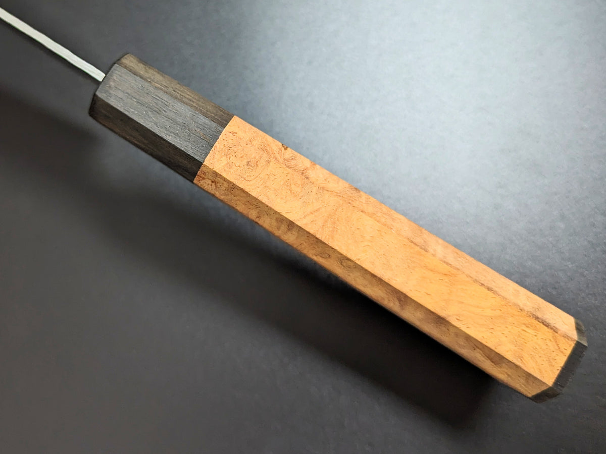 Cuchillo Santoku de Damasco Yoshihiro AUS10 Tsuchime de 180 mm con mango y funda Narra
