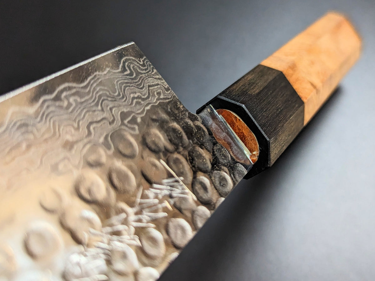 Cuchillo Santoku de Damasco Yoshihiro AUS10 Tsuchime de 180 mm con mango y funda Narra
