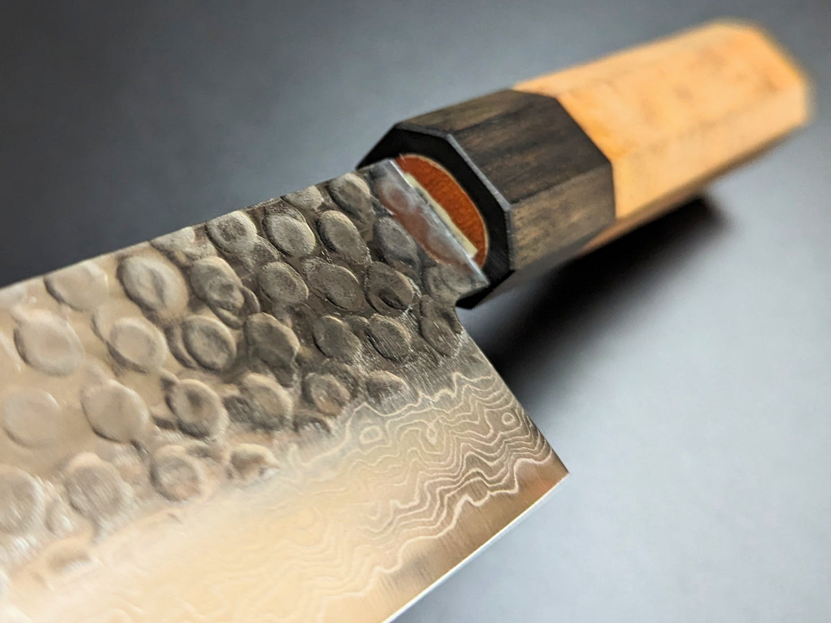 Cuchillo Santoku de Damasco Yoshihiro AUS10 Tsuchime de 180 mm con mango y funda Narra