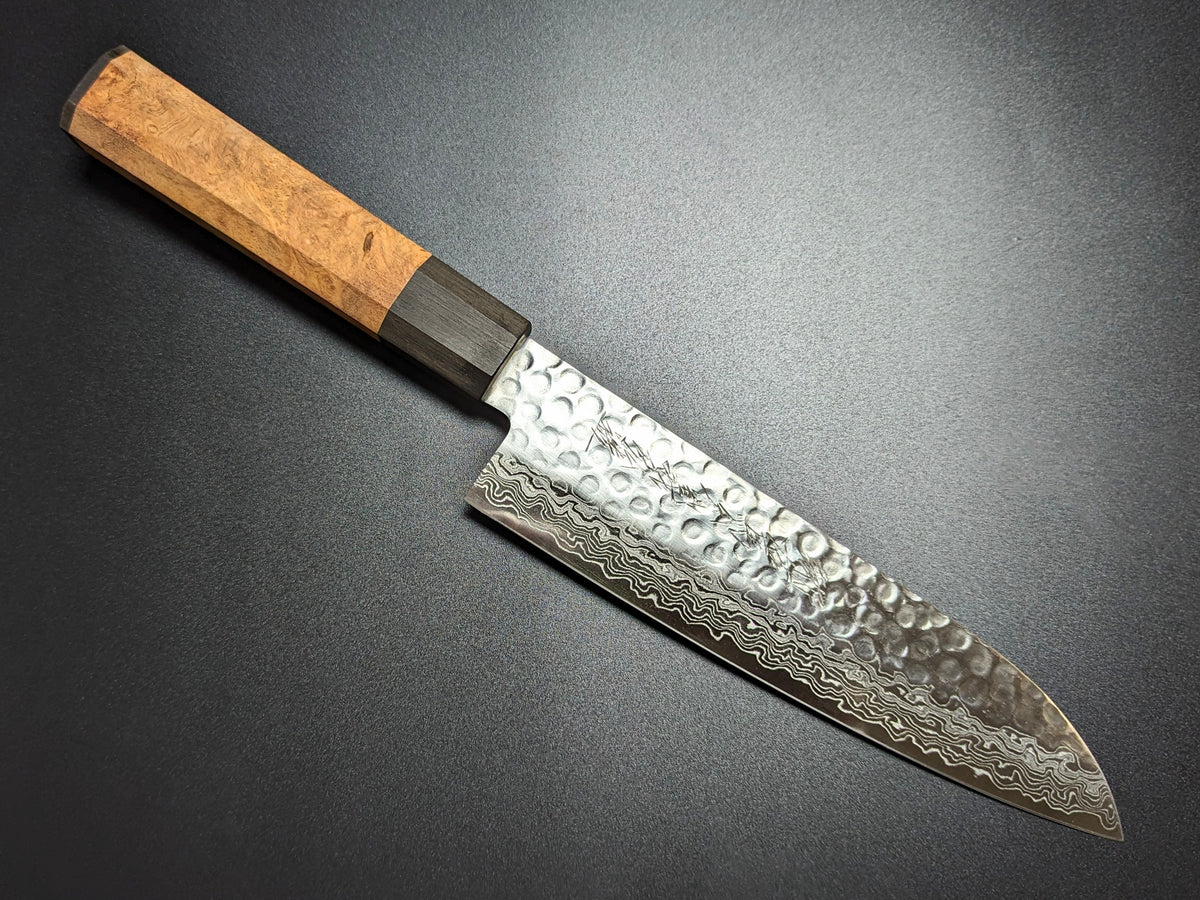 Cuchillo Santoku de Damasco Yoshihiro AUS10 Tsuchime de 180 mm con mango y funda Narra