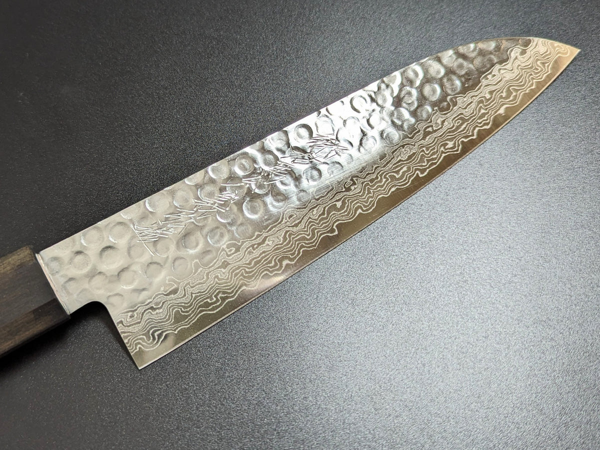 Cuchillo Santoku de Damasco Yoshihiro AUS10 Tsuchime de 180 mm con mango y funda Narra