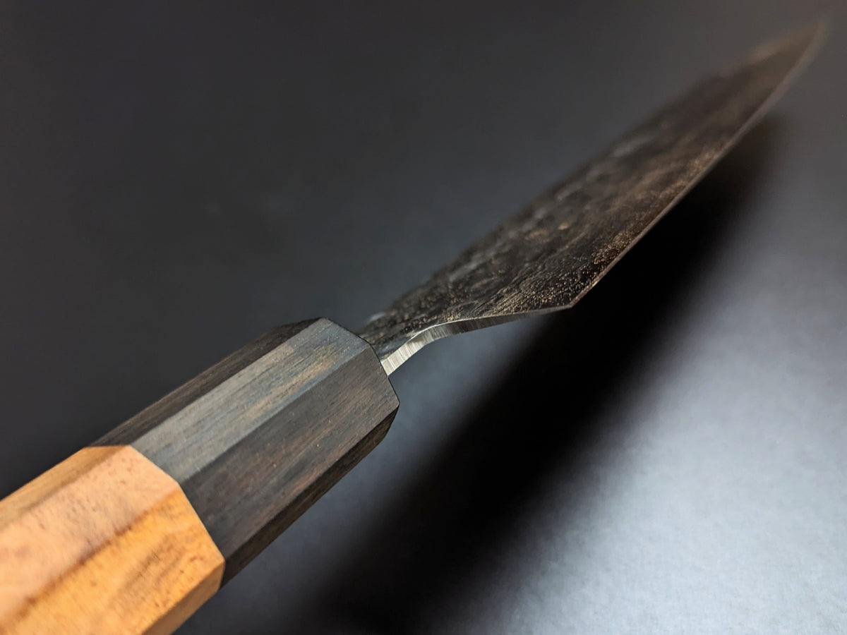 Cuchillo Santoku de Damasco Yoshihiro AUS10 Tsuchime de 180 mm con mango y funda Narra