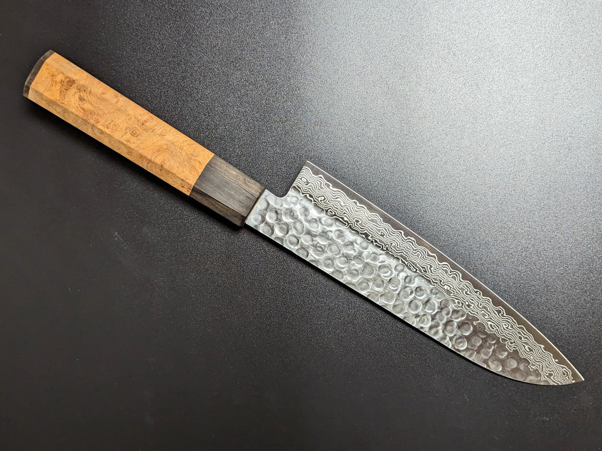 Cuchillo Santoku de Damasco Yoshihiro AUS10 Tsuchime de 180 mm con mango y funda Narra