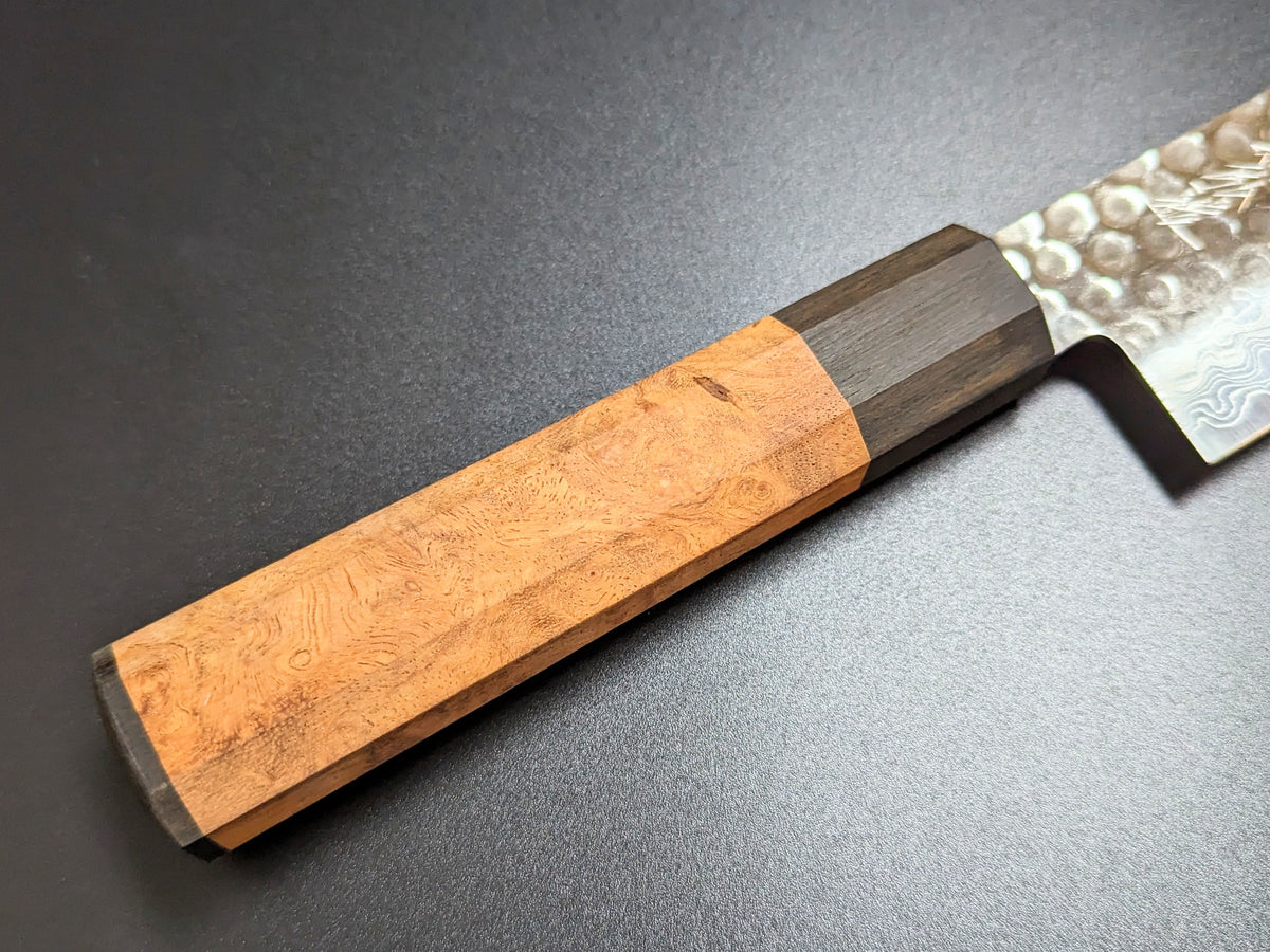 Cuchillo Santoku de Damasco Yoshihiro AUS10 Tsuchime de 180 mm con mango y funda Narra