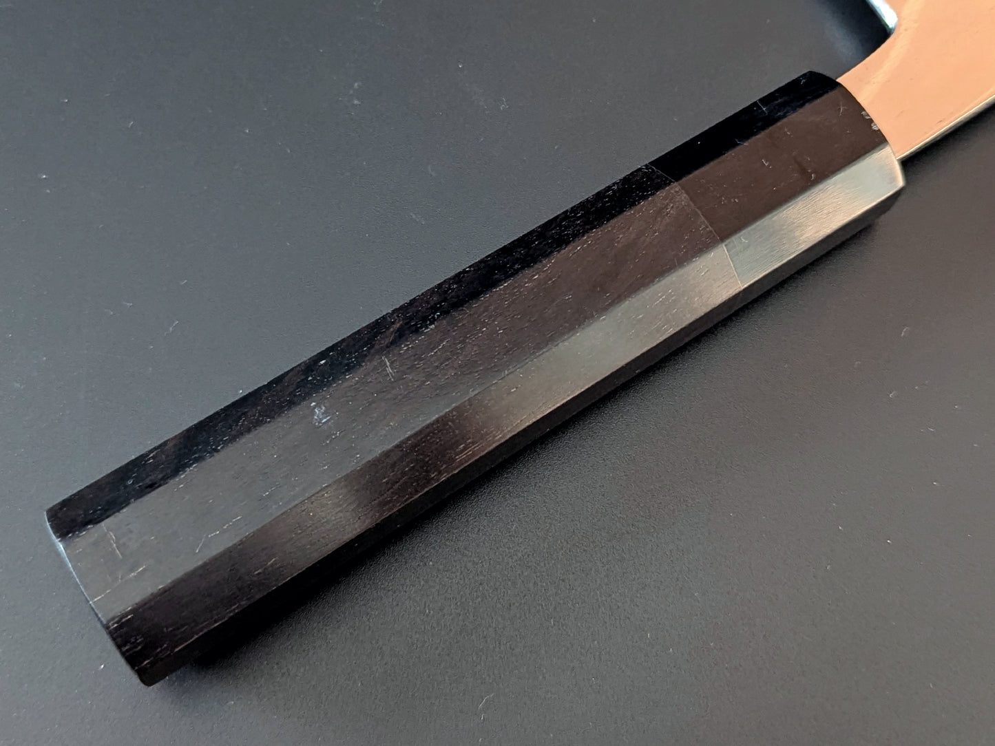 Cuchillo Santoku mediano Yamamoto Sukenaga Tamahagane con acabado de espejo de 180 mm y mango de ébano