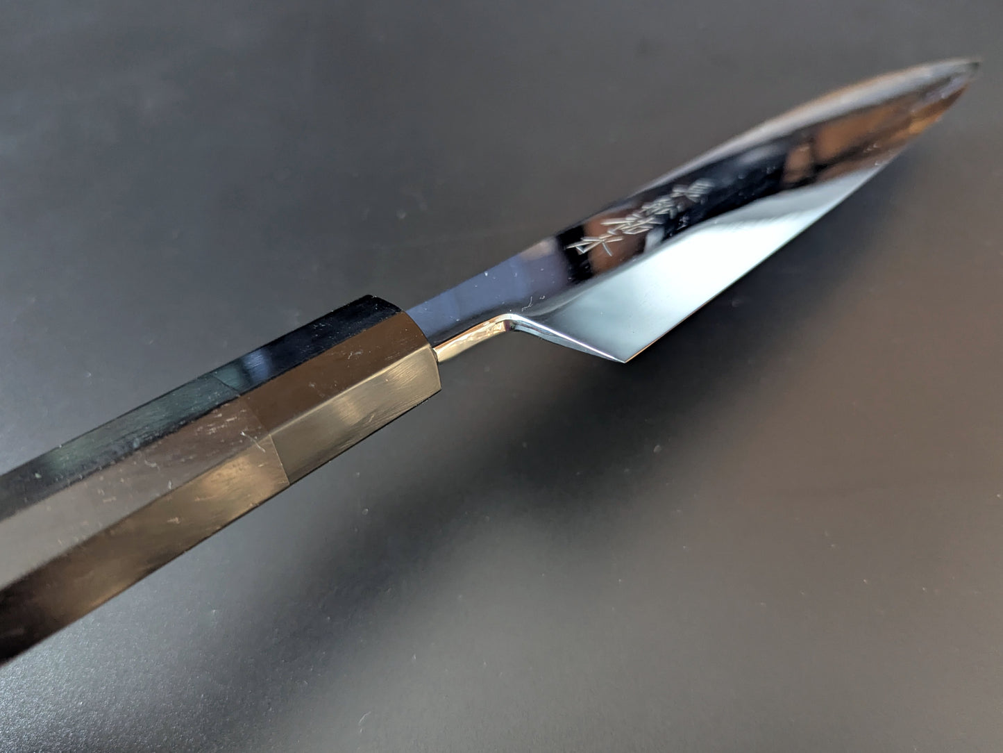 Cuchillo Santoku mediano Yamamoto Sukenaga Tamahagane con acabado de espejo de 180 mm y mango de ébano