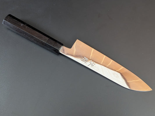 Cuchillo Santoku mediano Yamamoto Sukenaga Tamahagane con acabado de espejo de 180 mm y mango de ébano