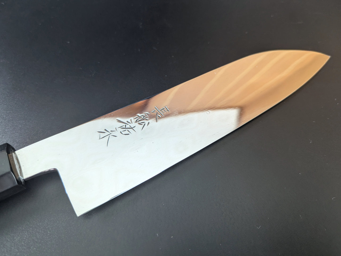 Cuchillo Santoku mediano Yamamoto Sukenaga Tamahagane con acabado de espejo de 180 mm y mango de ébano