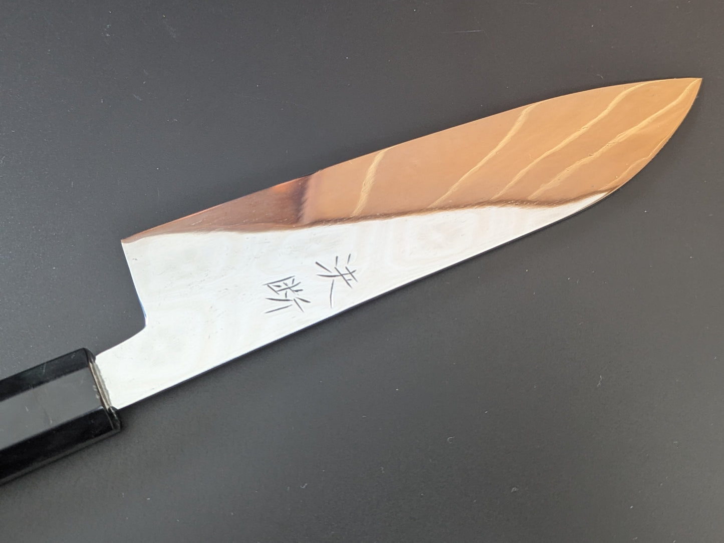 Cuchillo Santoku mediano Yamamoto Sukenaga Tamahagane con acabado de espejo de 180 mm y mango de ébano