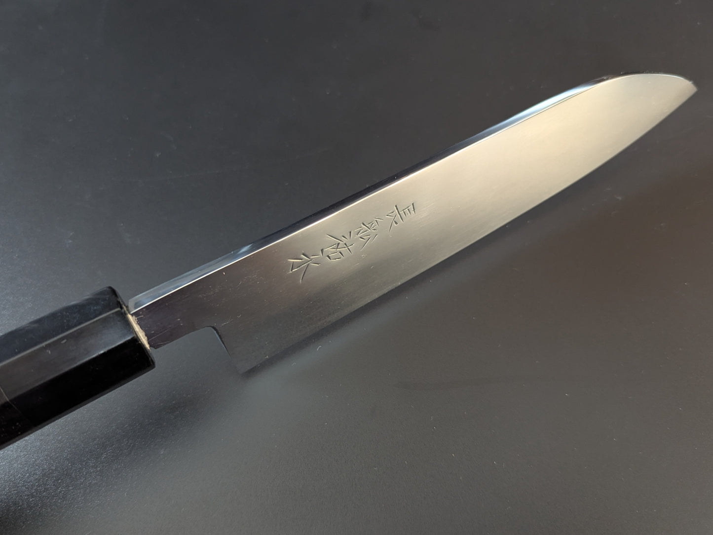 Cuchillo Santoku mediano Yamamoto Sukenaga Tamahagane con acabado de espejo de 180 mm y mango de ébano