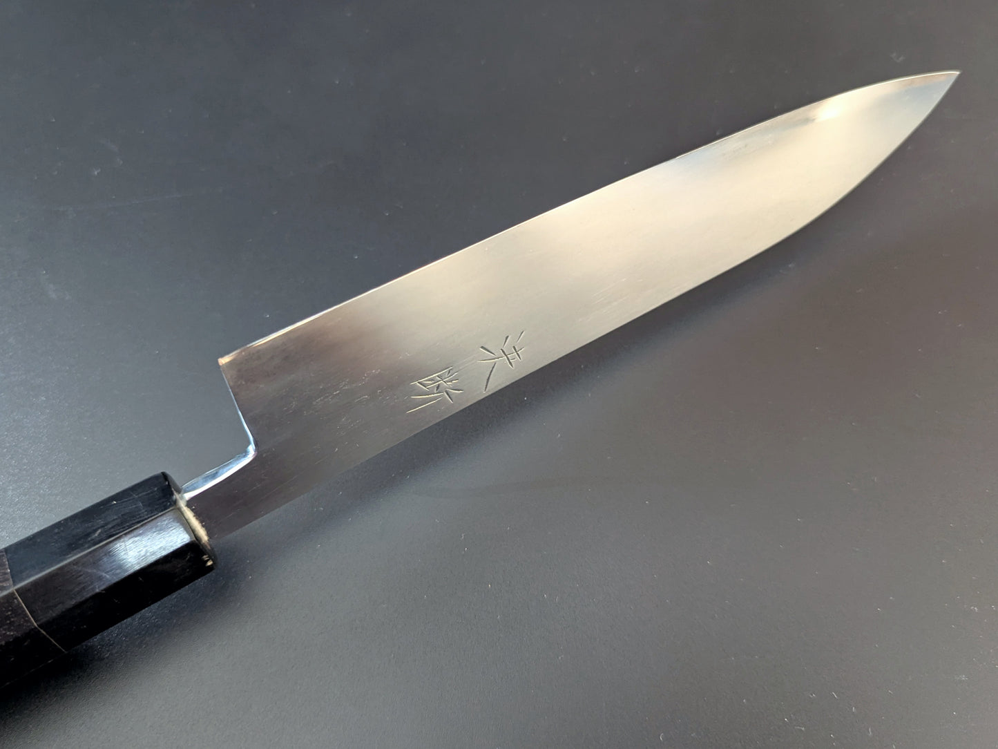 Cuchillo Santoku mediano Yamamoto Sukenaga Tamahagane con acabado de espejo de 180 mm y mango de ébano