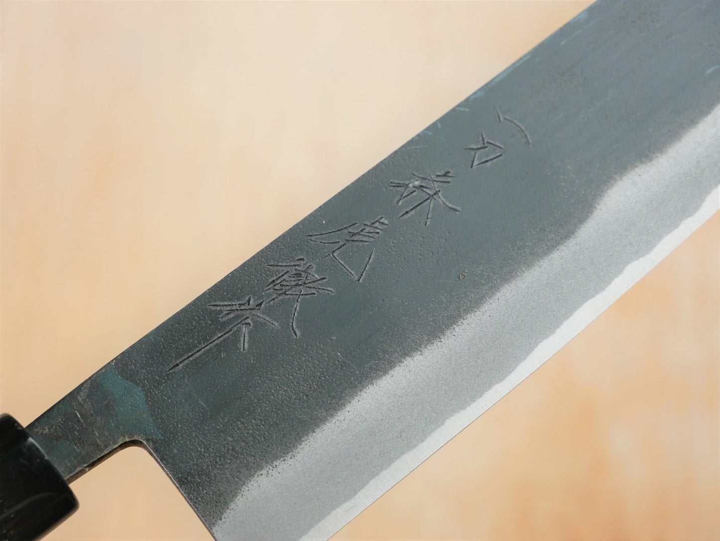 Maker's mark on blade face of 165mm Sirogami No.2 kurouchi Nakiri forged by Takahashikusu